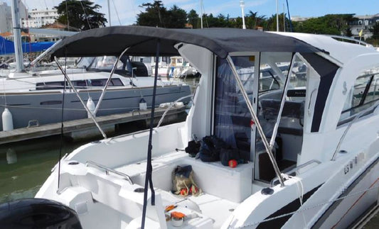 Beneteau Antares 8 OB solbeskyttelse