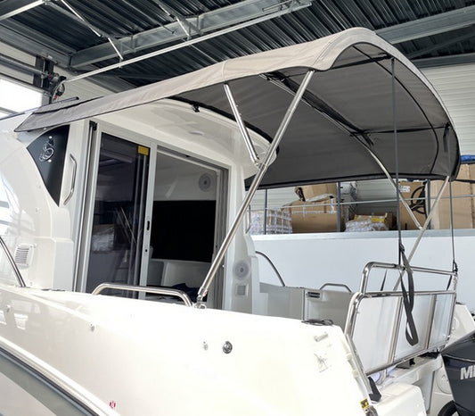 Beneteau Antares 8 solbeskyttelse