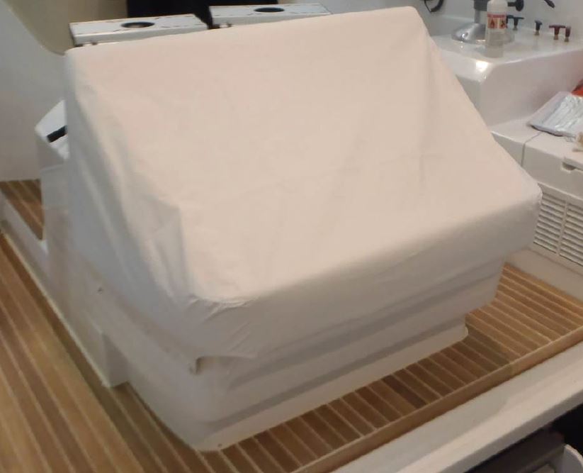 Skydd för den centrala sittbrunnssoffan på Beneteau Gran Turismo 40, modell 2016