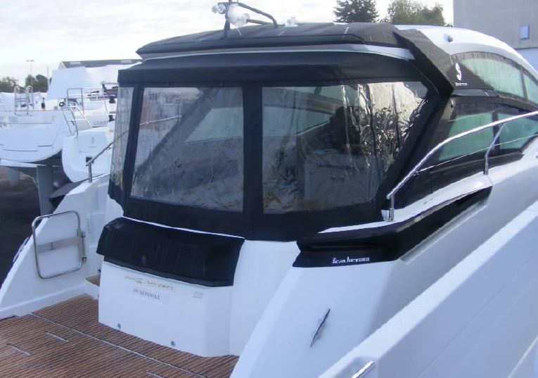 Sidopaneler monterade under solkeps på Beneteau Gran Turismo 40, modell 2016