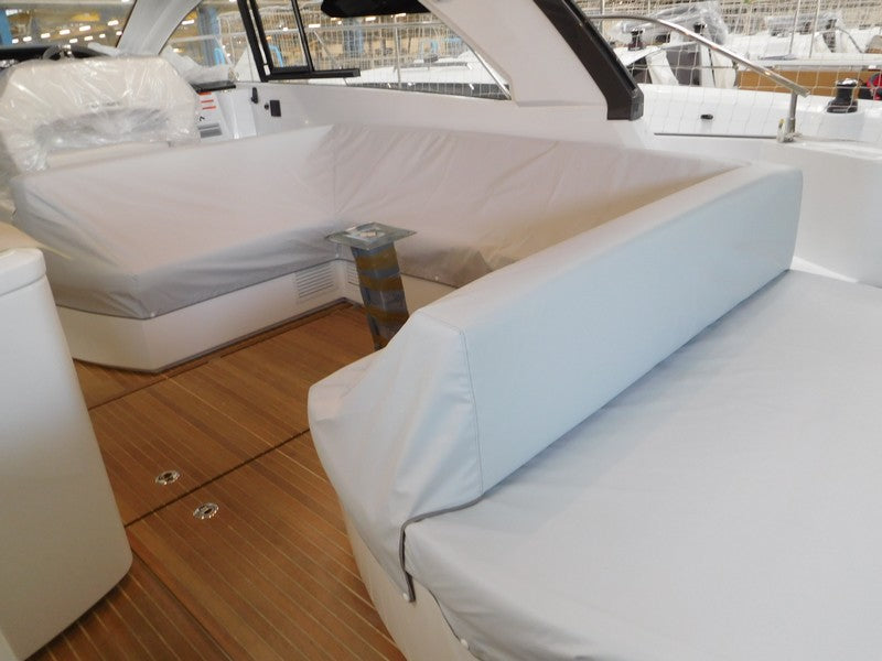 Soffskydd för sittbrunnen på Beneteau Gran Turismo 41, modell 2020
