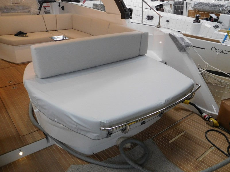Solsengtrekk i cockpiten på Beneteau Gran Turismo 41, modell 2020