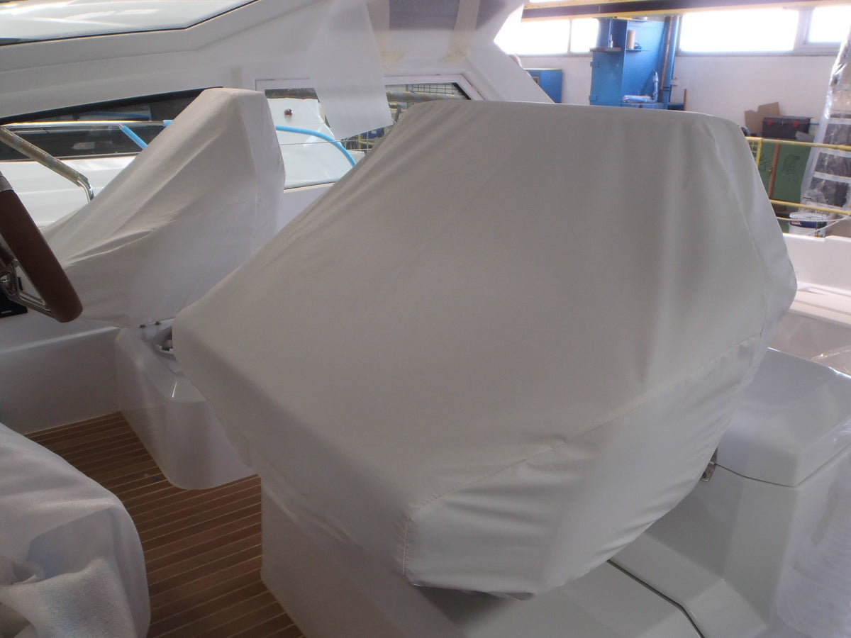 Skydd för pilotbänk med bolster på Beneteau Gran Turismo 45 (2021)