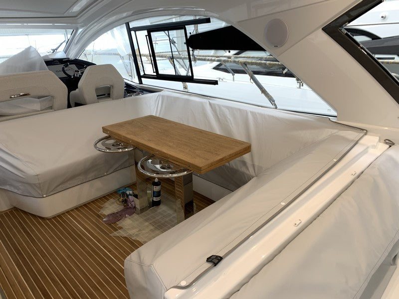 Skydd för sittbrunnens soffa på Beneteau Gran Turismo 45 (2021)