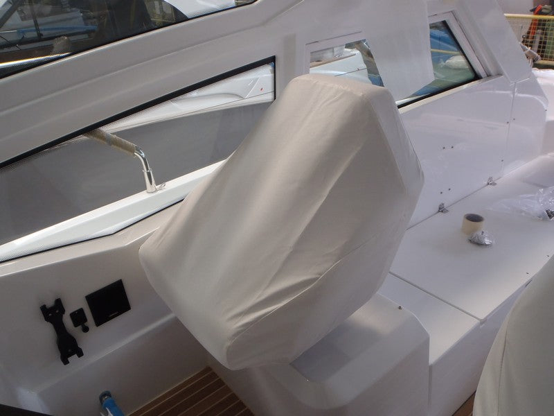 Beskyttelse til pilotsæde uden polster på Beneteau Gran Turismo 50 Sport Fly (2017)