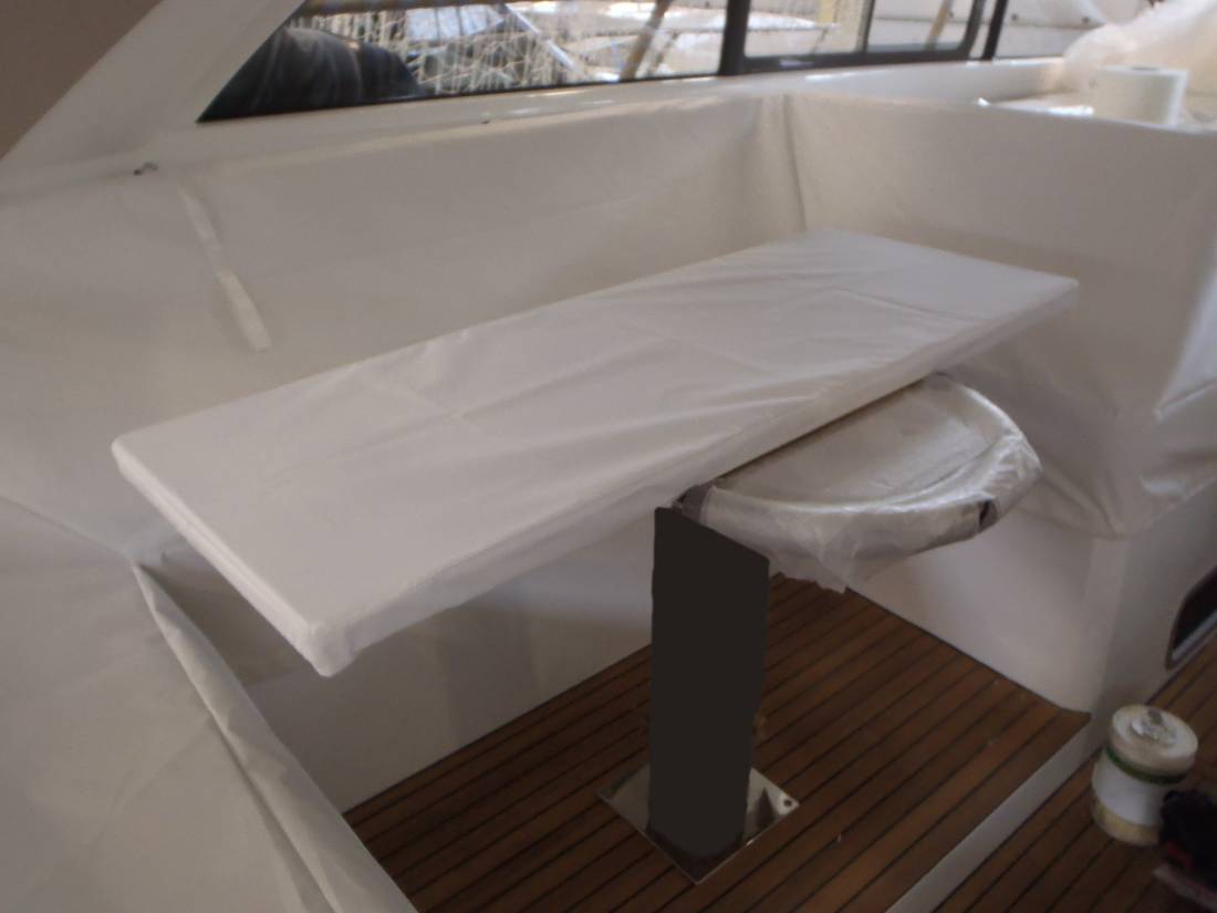 Tischabdeckung auf dem Cockpittisch montiert in Jeanneau Leader 46 Sport top.