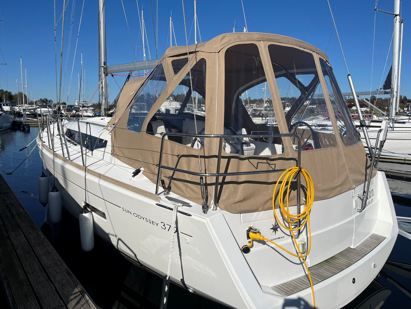 Jeanneau Sun Odyssey 379 Cockpit Enclosure