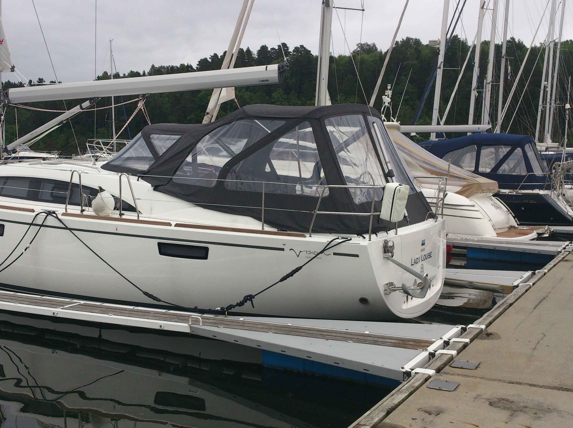 Bavaria 42 vision sprayhood
