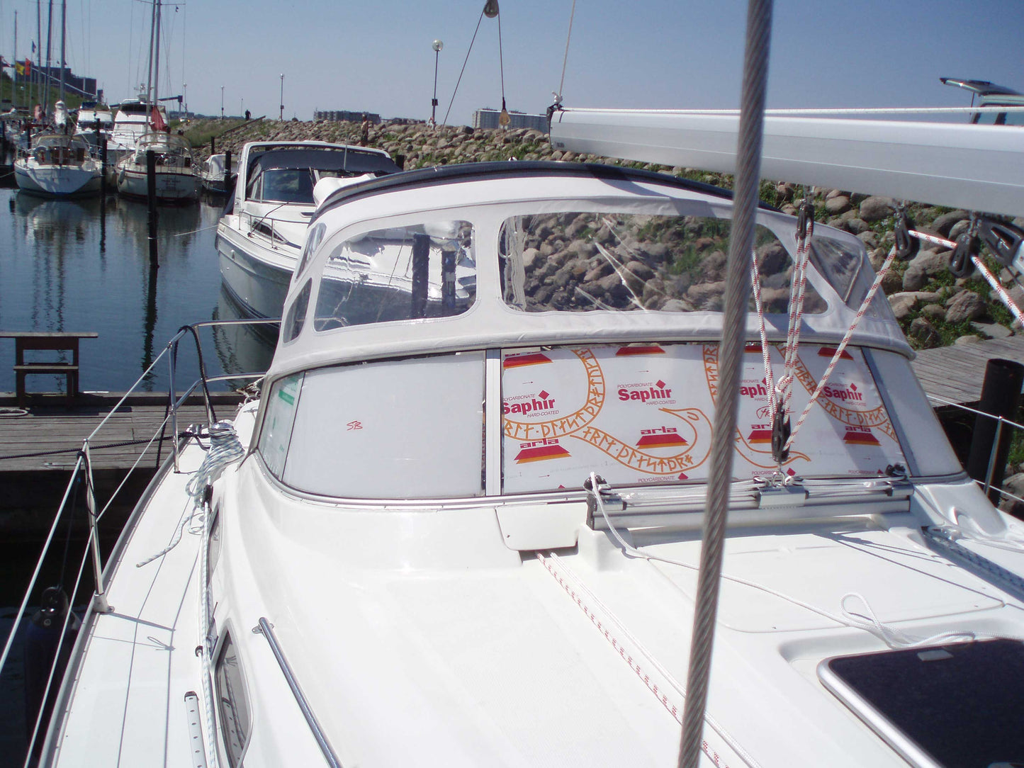 Bavaria 37 sprayhood windshield