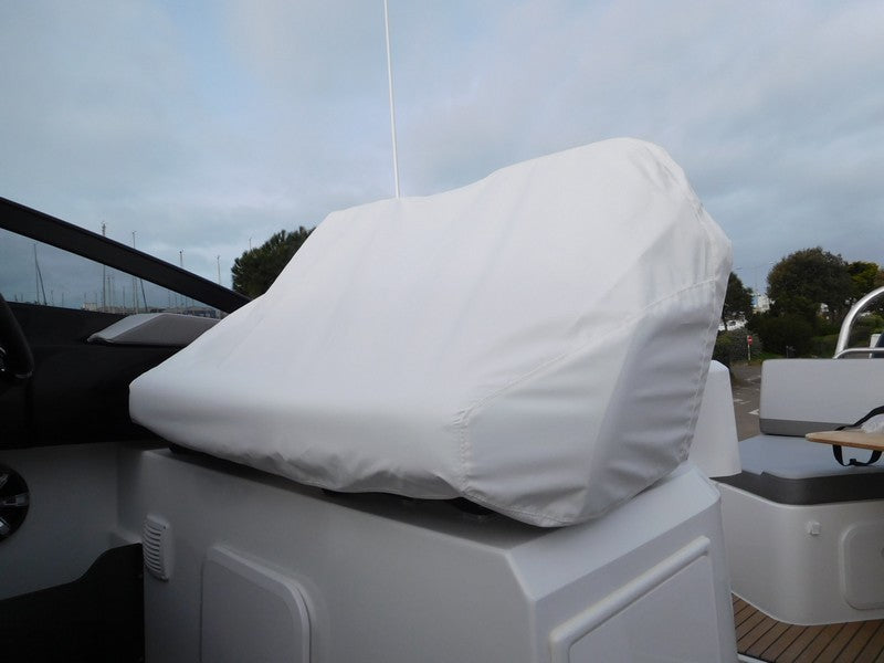 Skydd för två förarsäten till Beneteau Gran Turismo 32