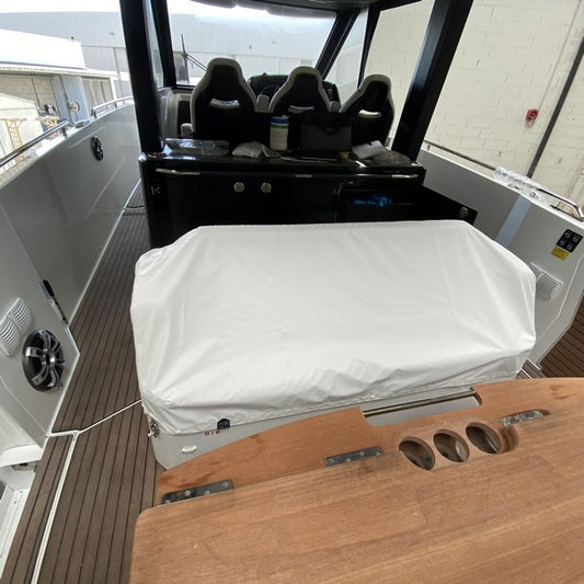 Främre soffskydd till Beneteau Gran Turismo 35, modell 2025