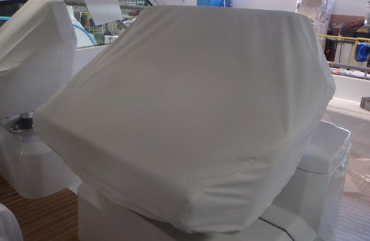 Skydd för förarsoffa med bolster på Beneteau Gran Turismo 40, modell 2016