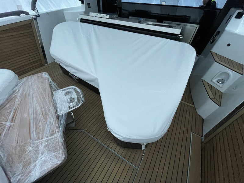 Främre sittbrunnssoffans skydd på Beneteau Gran Turismo 40, modell 2025