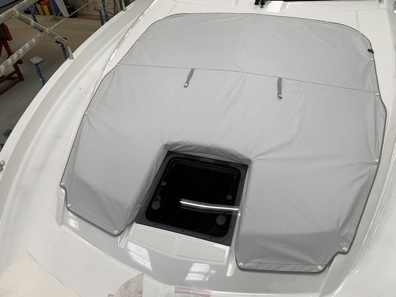 Solmadrasskydd i fören på Beneteau Gran Turismo 41, modell 2020