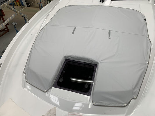 Solmadrasskydd i fören på Beneteau Gran Turismo 41, modell 2020