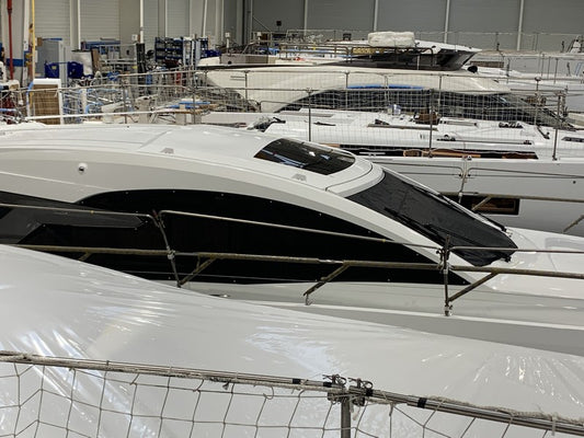 Utvändiga fönsterskydd i duk på Beneteau Gran Turismo 45 (2021)