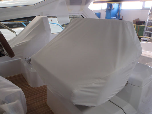 Skydd för pilotbänk med bolster på Beneteau Gran Turismo 45 (2021)