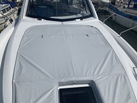 Skydd för solmadrassen på fördäck på Beneteau Gran Turismo 45 (2021)