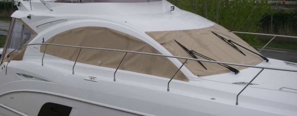 Utvendige vindusskjerminger i lerret på Beneteau Gran Turismo 49 Fly (2015)
