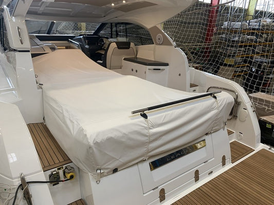 Soffskydd för Lounge-utförandet av Jeanneau Leader 36 Sport Top (2015).