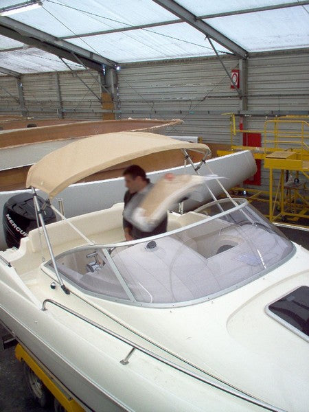 Solskærm monteret over cockpittet Jeanneau Leader 625 HB.