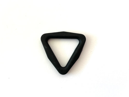 Dreieck aus schwarzem Kunststoff
