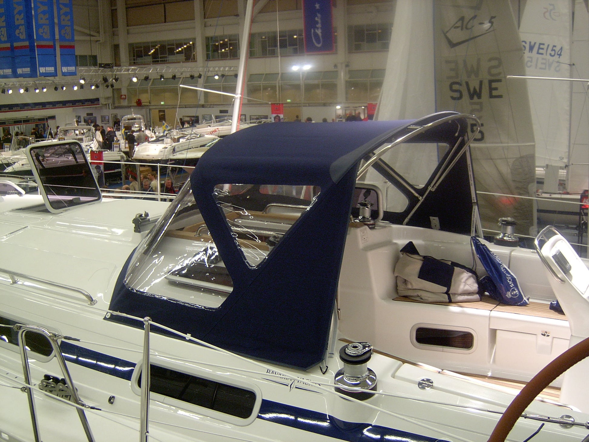 Bavaria 38 sprayhood