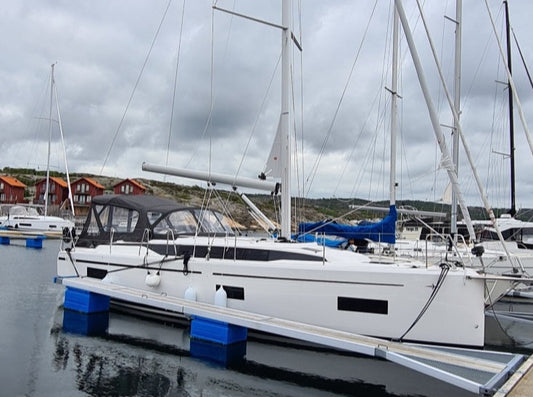 Bavaria C38 Sprayhood Model Year 21- with new frames