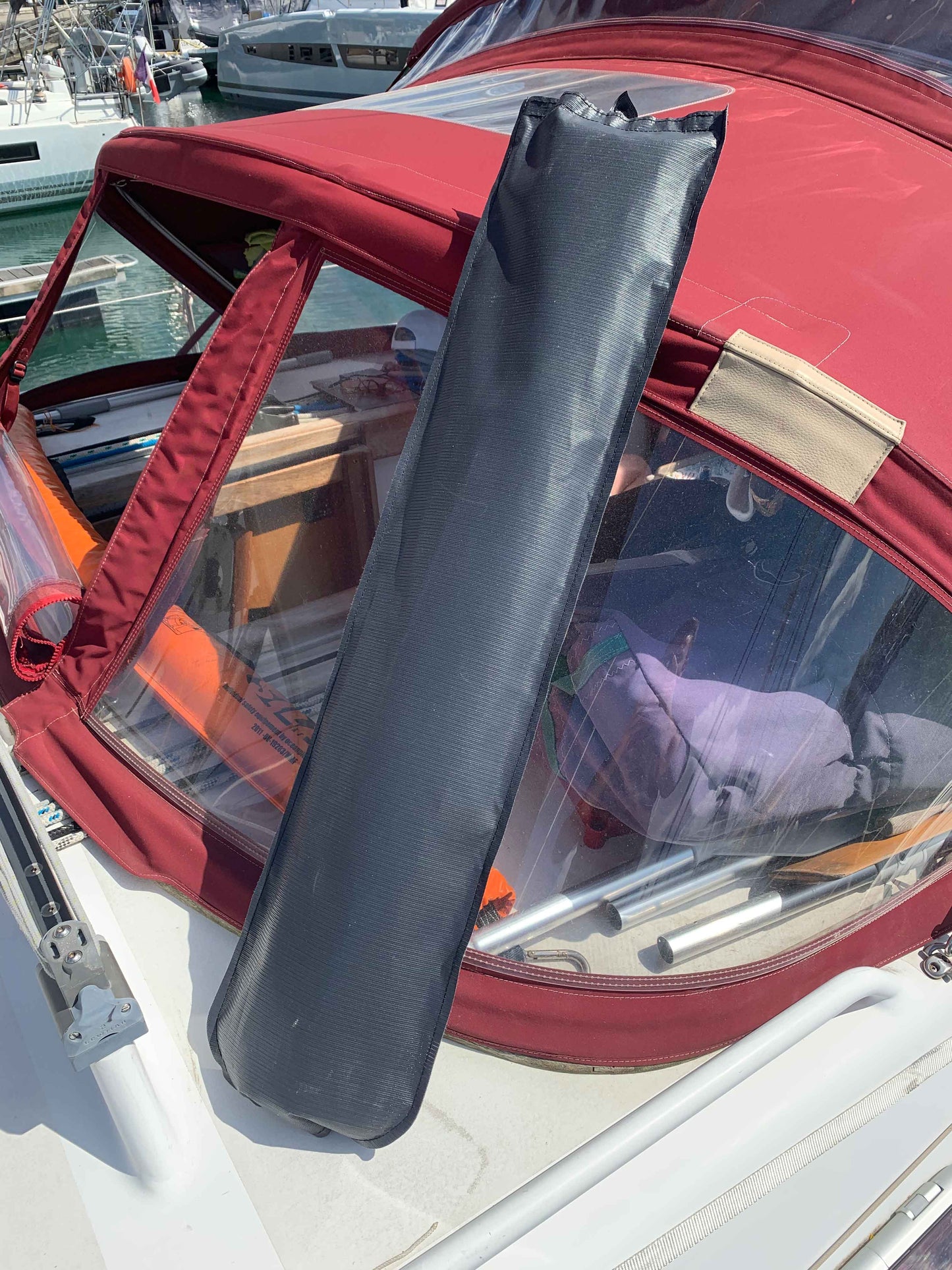 Solbeskyttelse til bådens cockpit bådkaleche